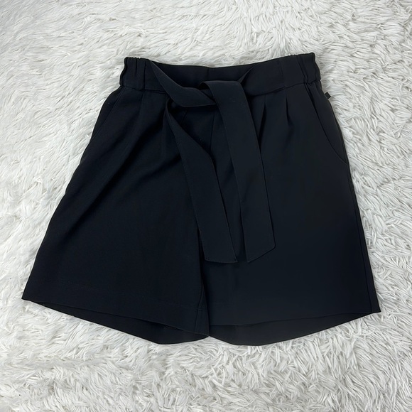 Lululemon Noir Short 5.5" Black - Picture 1 of 6